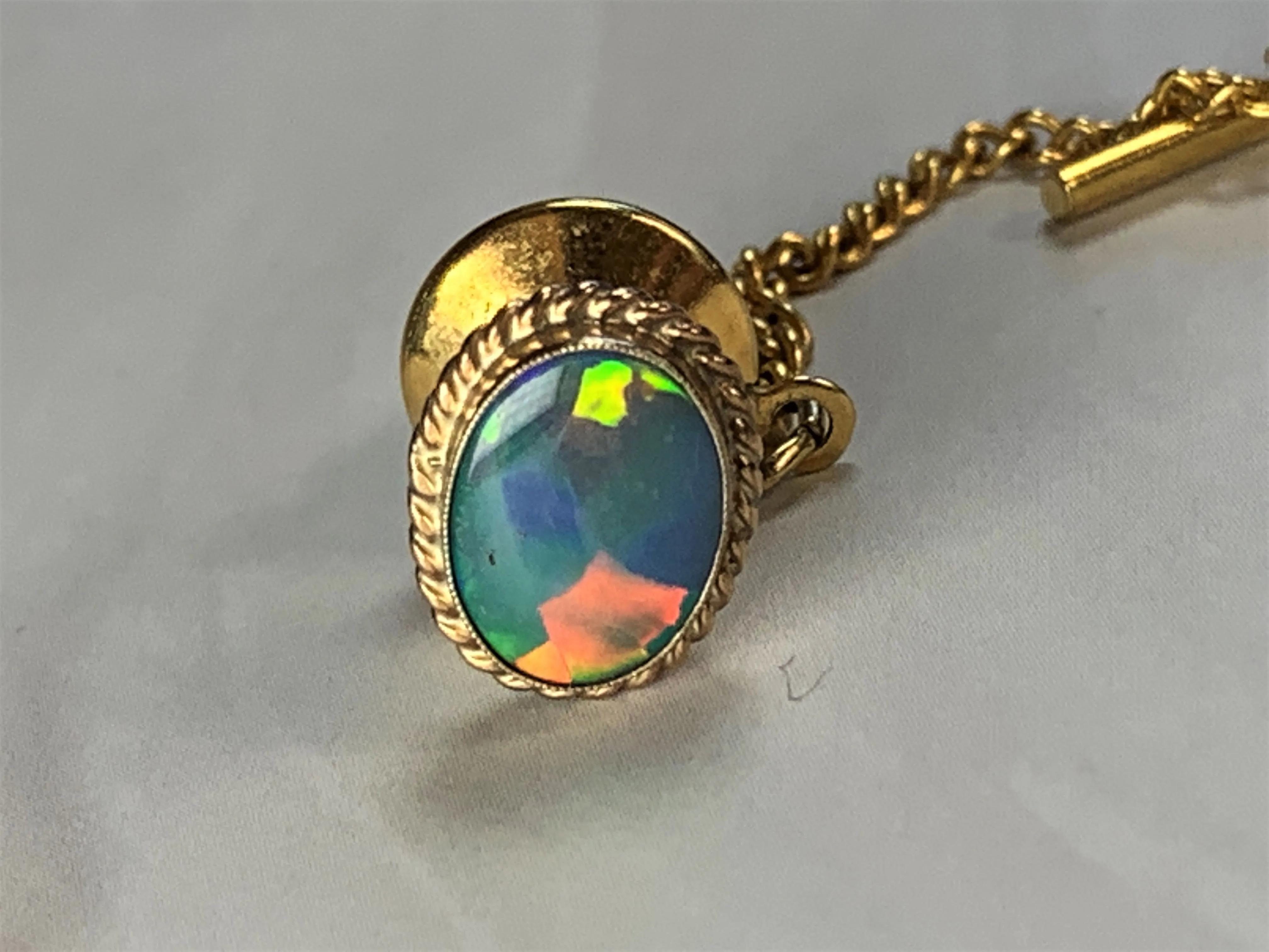 18kt Yellow Gold Opal doublet tie tac pin