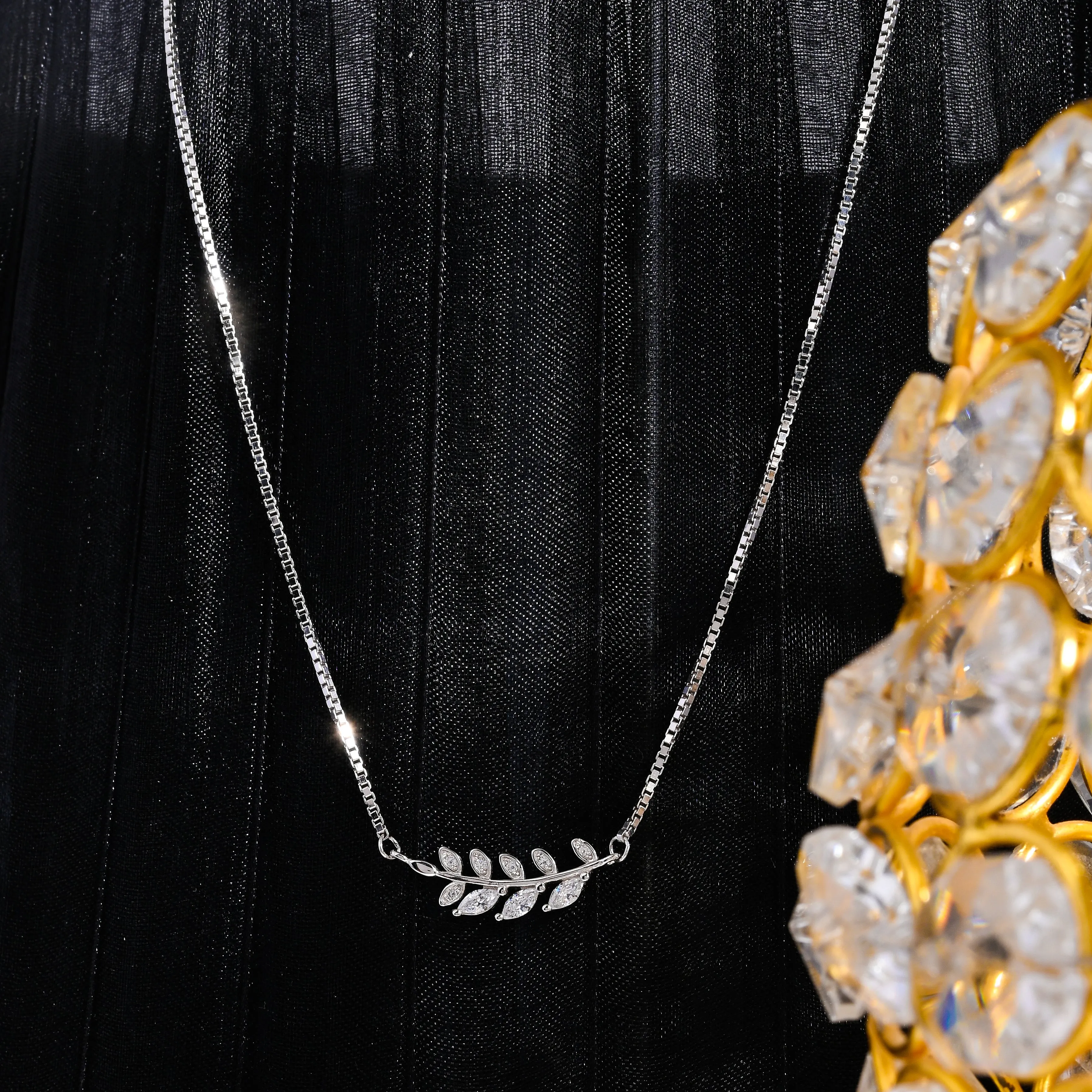 925 sterling silver white gold Anushka sharma classic leaf necklace for women and girls IWith certificate of Authenticity 925 stamp