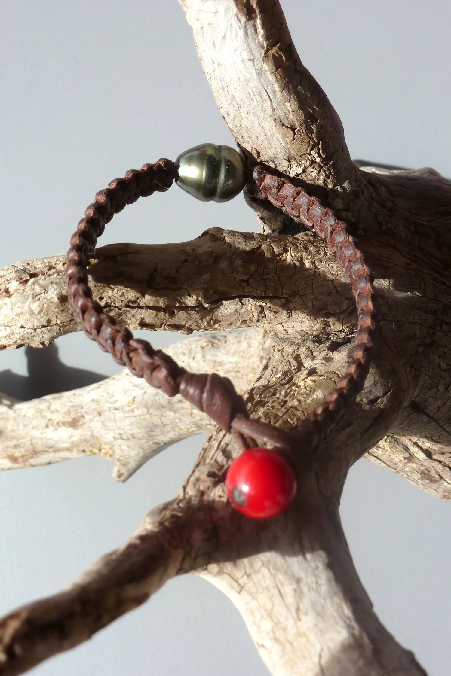 Bracelet perle de tahiti sur cuir tressé pour homme ou femme.