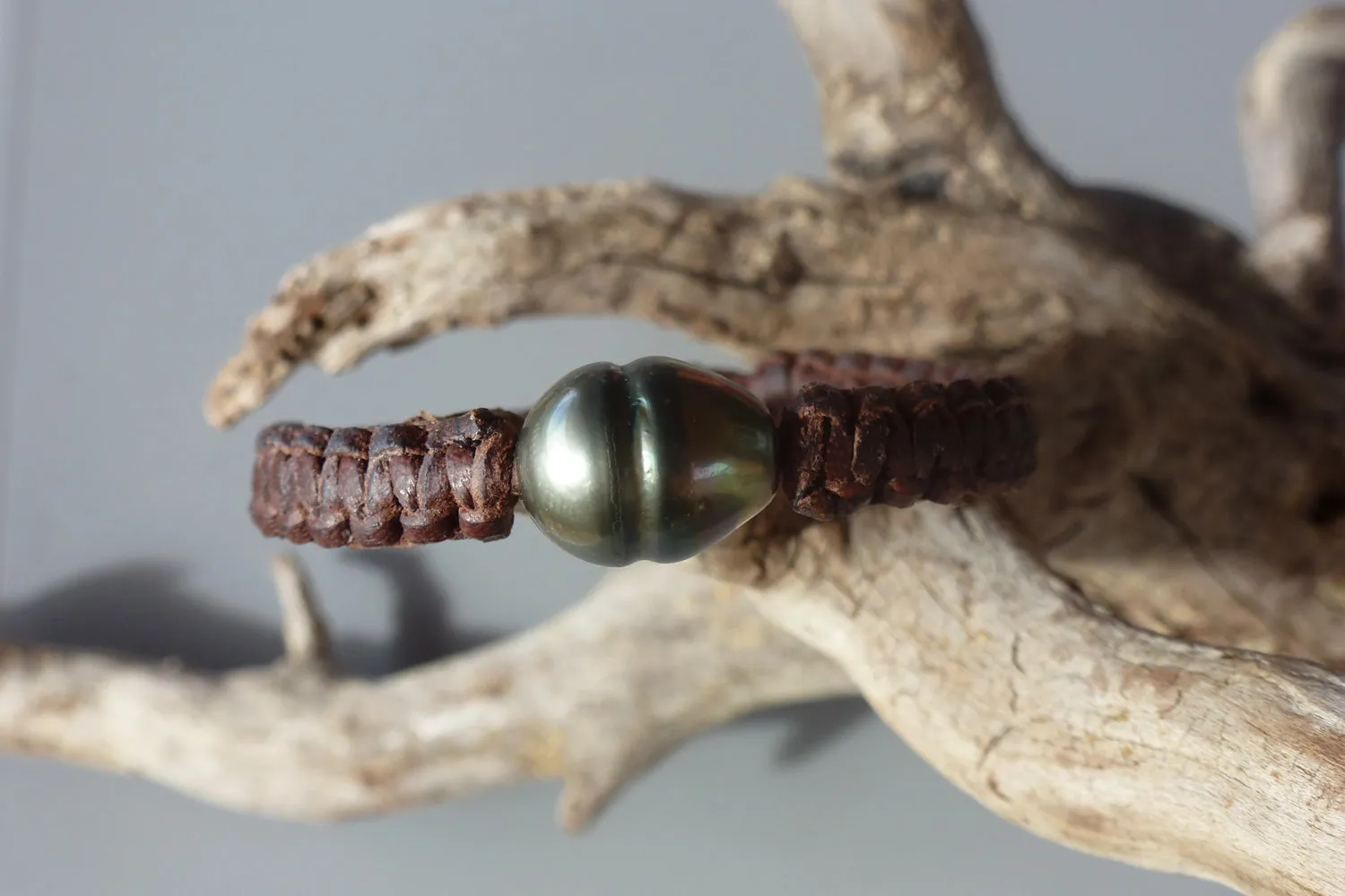 Bracelet perle de tahiti sur cuir tressé pour homme ou femme.