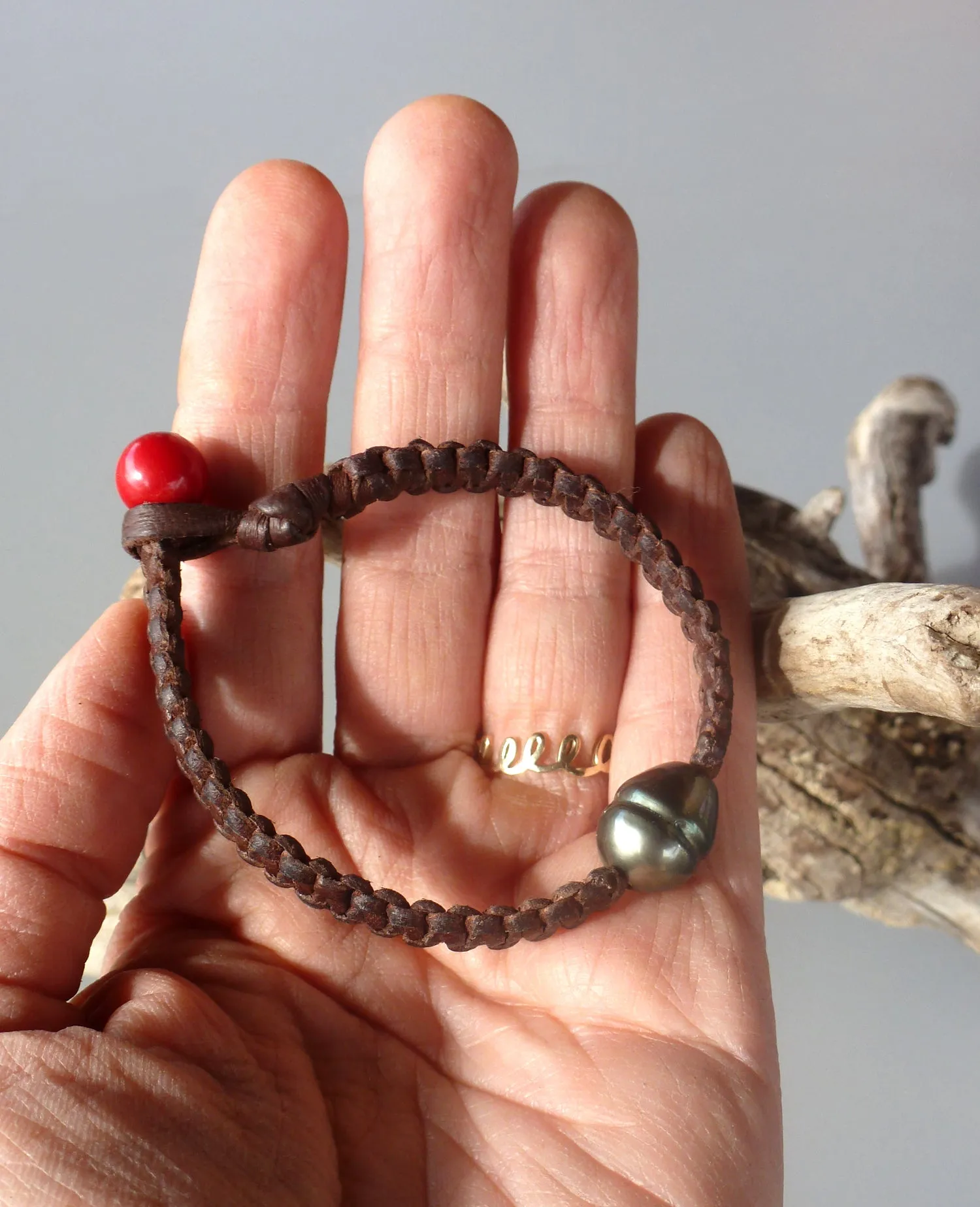 Bracelet perle de tahiti sur cuir tressé pour homme ou femme.