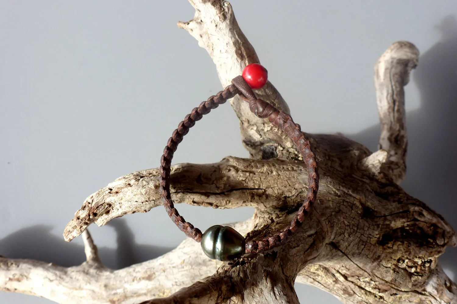 Bracelet perle de tahiti sur cuir tressé pour homme ou femme.