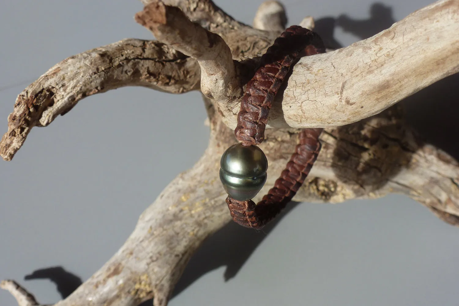 Bracelet perle de tahiti sur cuir tressé pour homme ou femme.