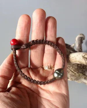 Bracelet perle de tahiti sur cuir tressé pour homme ou femme.