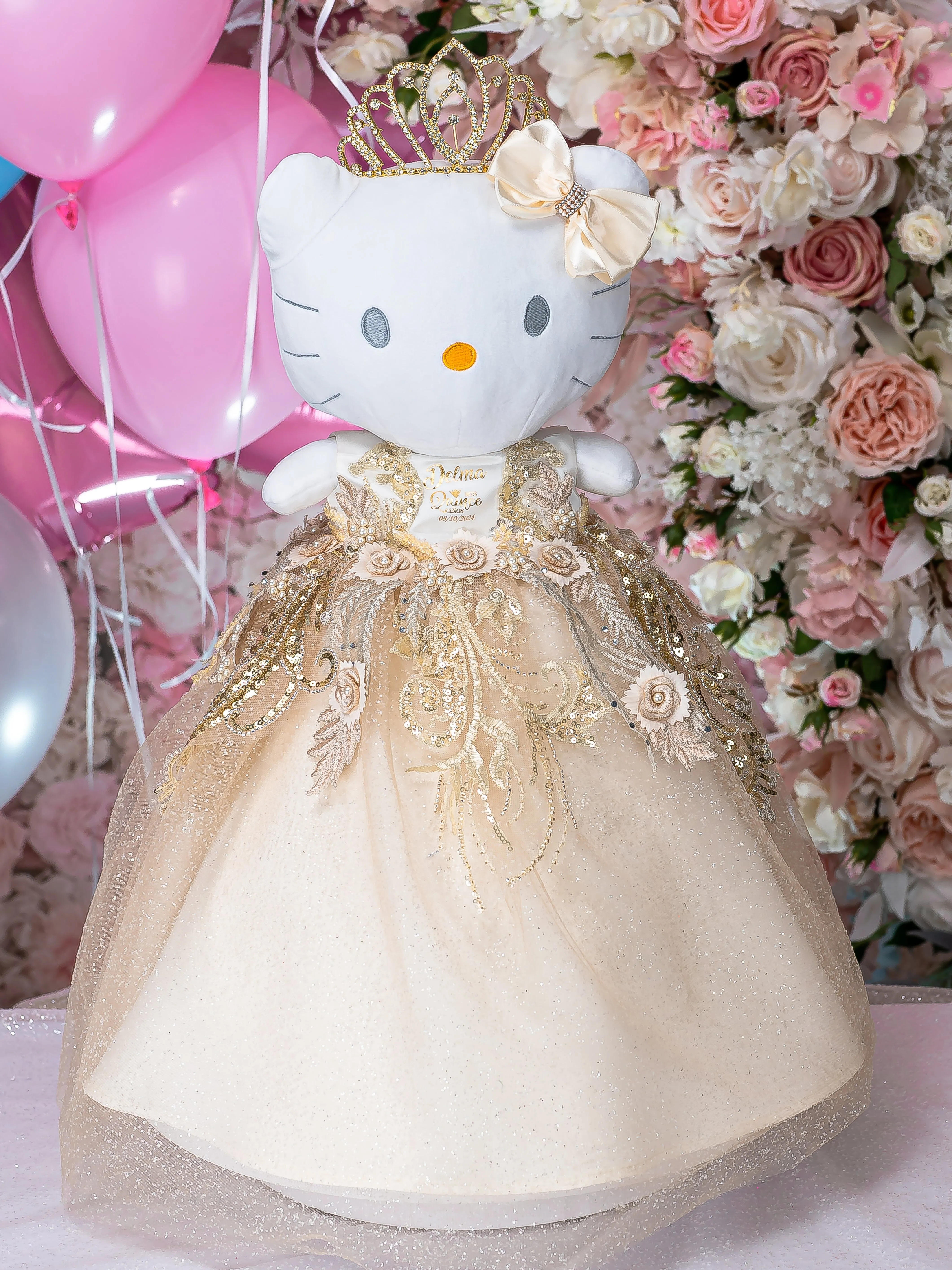 Gold Quinceanera pillows set and última muñeca