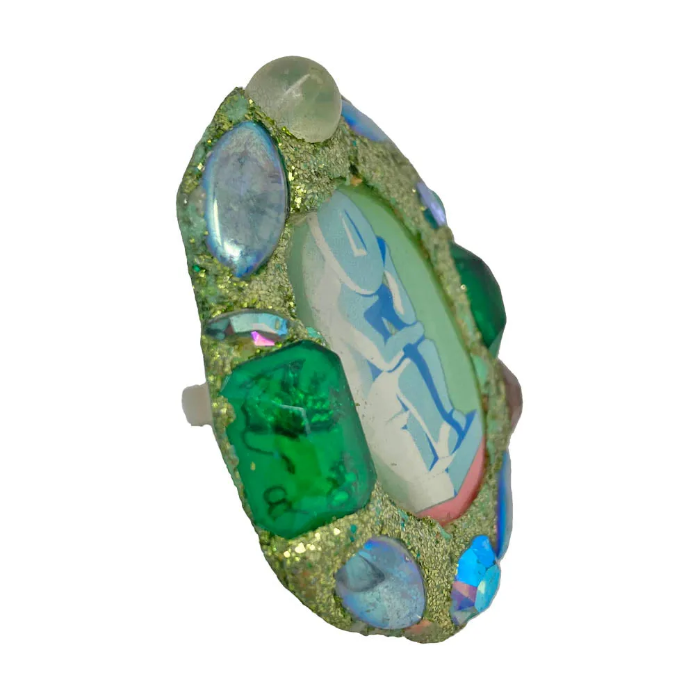 GREEN OVAL RING WITH PICTURE